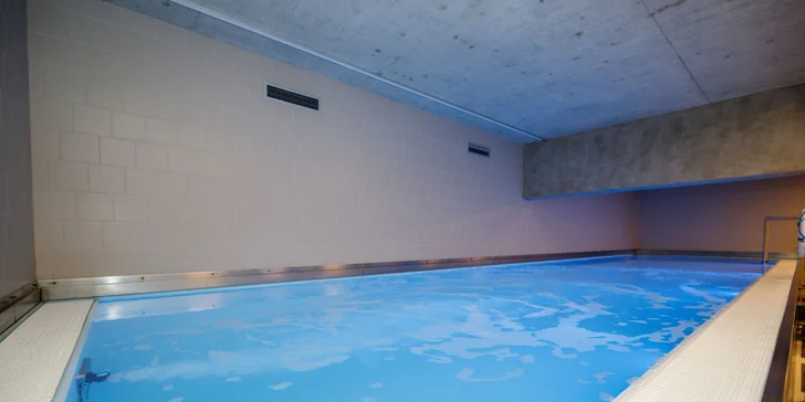 V rámci vstupu do wellness si užijete bazén, saunu a vírivku.