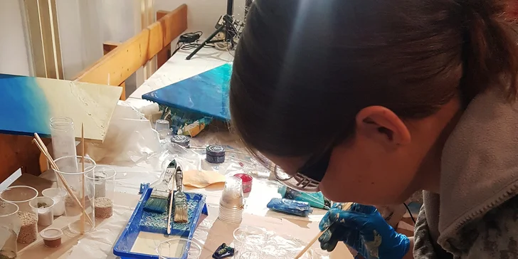 Jakmile se s látkami seznámíte, bude následovat část praktická.