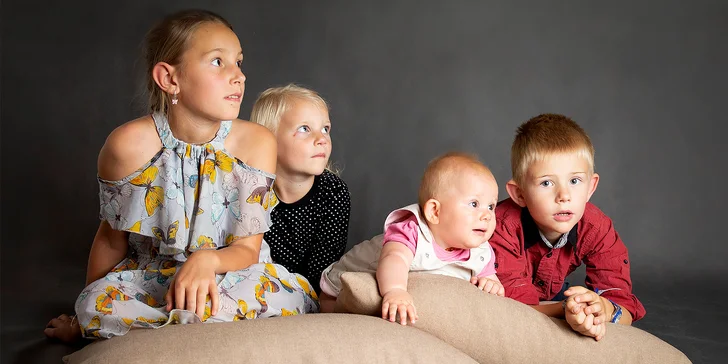 Na focení si můžete vybrat libovolné téma – přijďte s rodinou či domácím mazlíčkem a nafoťte veselé skupinové fotky, nebo dorazte sami a zapózujte na portrét, glamour snímek či rovnou akt. 