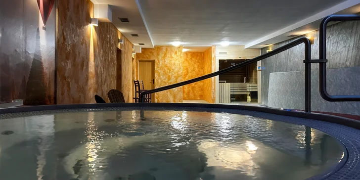 So správnou variantou si užijete aj 50 min. oddych v privátnej saune a vírivke (každá ďalšia osoba za príplatok 350 Kč/os.).