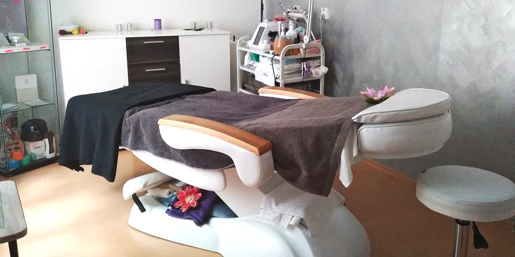 Na výběr jsou tři balíčky – liftingové ošetření, liftingové ošetření s chemickým peelingem nebo kompletní ošetření s masáží hlavy. 