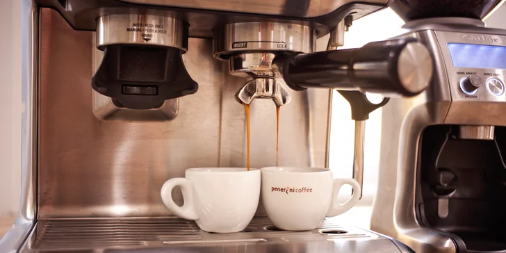 Espresso se naučíte připravovat na pákovém kávovaru značky Catler.