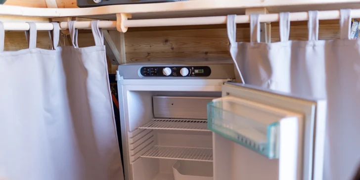 Aby bol Váš pobyt čím viac autentický, v Tree House nenájdete elektriku, ale k dispozícii vám bude malá chladnička na plyn.