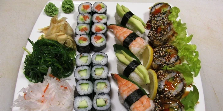 K oběma setům dostanete také zázvor, wasabi a salát z mořských řas (na fotce set s 29 ks). 