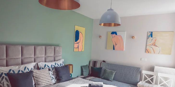 Villa Vintage má samostatný vchod, francouzská okna do zahrady, terasu a vlastní kuchyňku. Večer si poležíte na manželské posteli a načerpáte síly na další výlety.