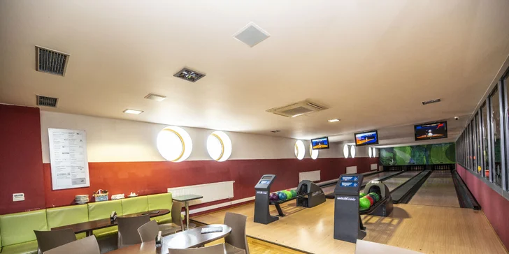 S partou či rodinou na bowling: 110 minut hry až pro 8 osob a kilo řízečků