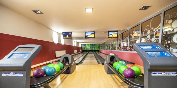 S partou či rodinou na bowling: 110 minut hry až pro 8 osob a kilo řízečků