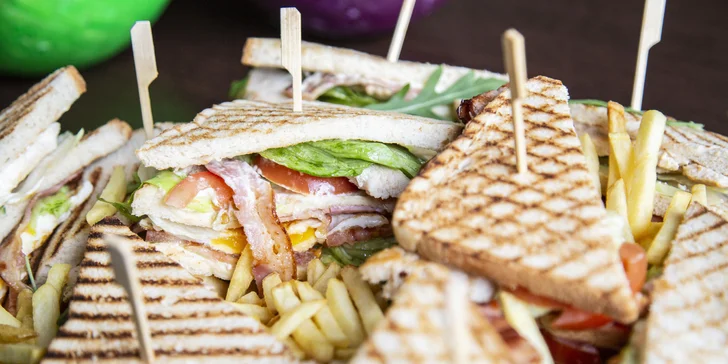 Zábava i dobré jídlo: bowling, 10x club sandwich a hranolky až pro 6 osob