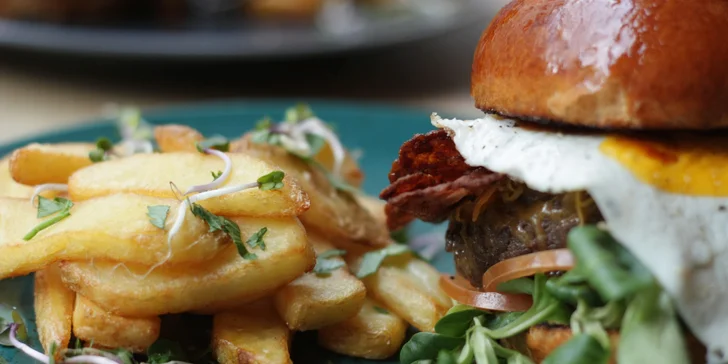 Pochutnejte si: 120g nebo 220g burger podle výběru na vyhlášené Stodolní