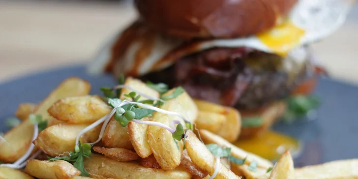 Pochutnejte si: 120g nebo 220g burger podle výběru na vyhlášené Stodolní