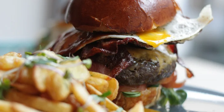 Pochutnejte si: 120g nebo 220g burger podle výběru na vyhlášené Stodolní