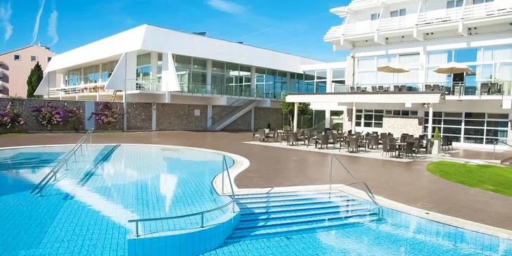 Dovolená ve městě Vodice 50 m od pláže, polopenze, venkovní i vnitřní bazén