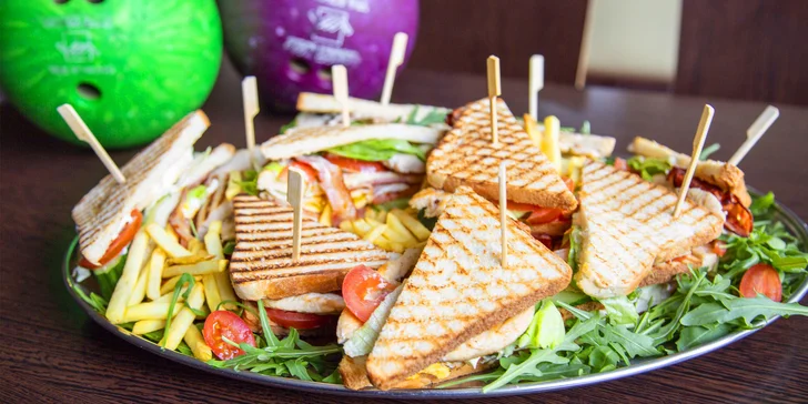 Zábava i dobré jídlo: bowling, 10x club sandwich a hranolky až pro 6 osob