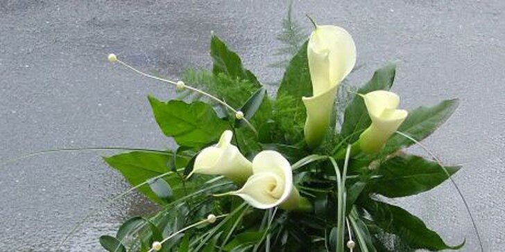 Nádherná kytice z holandských růží, kal či gerber
