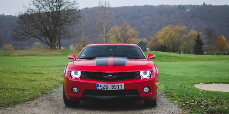 Červený Chevrolet Camaro na 12 hodin, den nebo víkend s neomezenými km