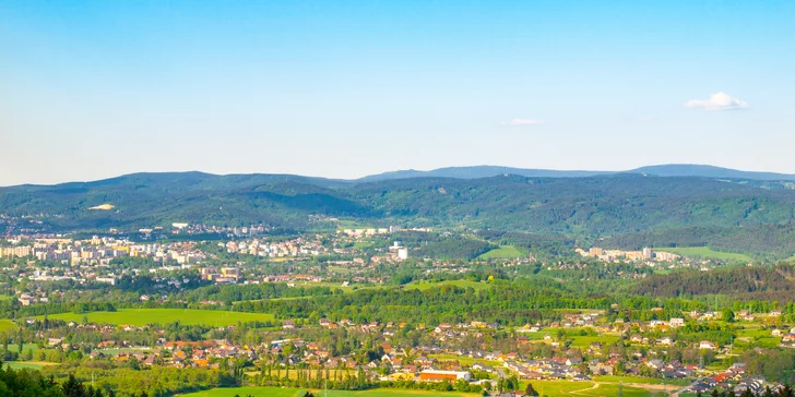 Dovolená s výhledem: lesní hotel nad Libercem s rozhlednou a polopenze