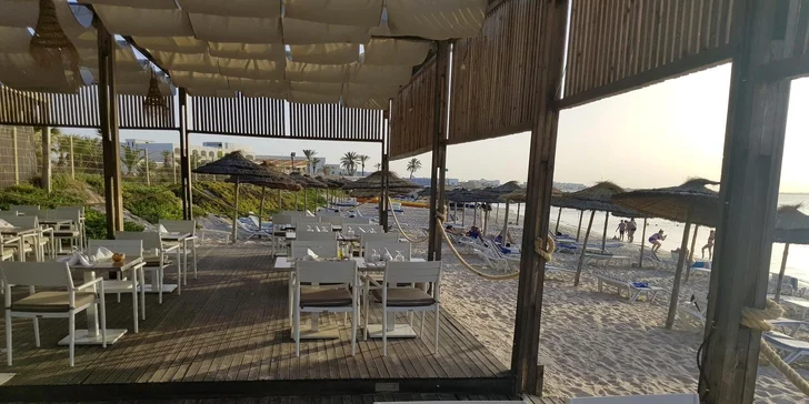 Zahrnuje snídaně, obědy a večeře podávané formou bohatého bufetu v hlavní restauraci. 