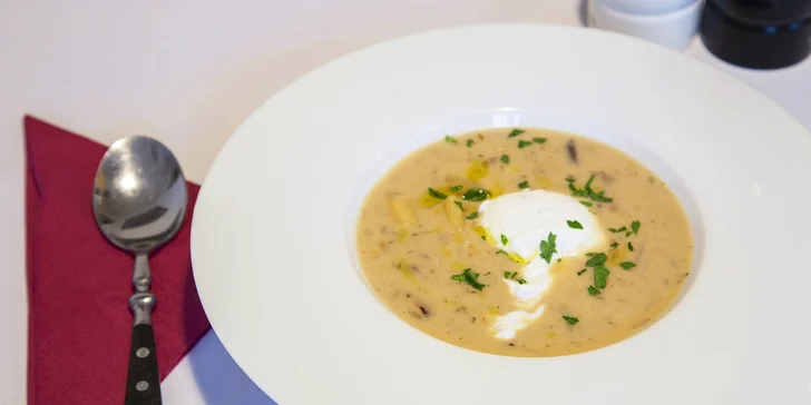 Tříchodové menu pro 2 osoby U Nouzů: kulajda, vepřová kotleta i čokoládový dortík