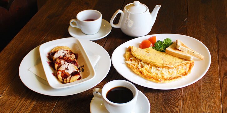 Snídaně pod Pražským hradem: omeleta, lívanečky i káva nebo čaj