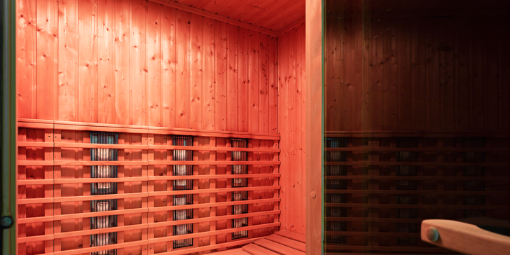 Masáž a privátní wellness pro dva: vířivka, 2 sauny, pára a zážitkové sprchy