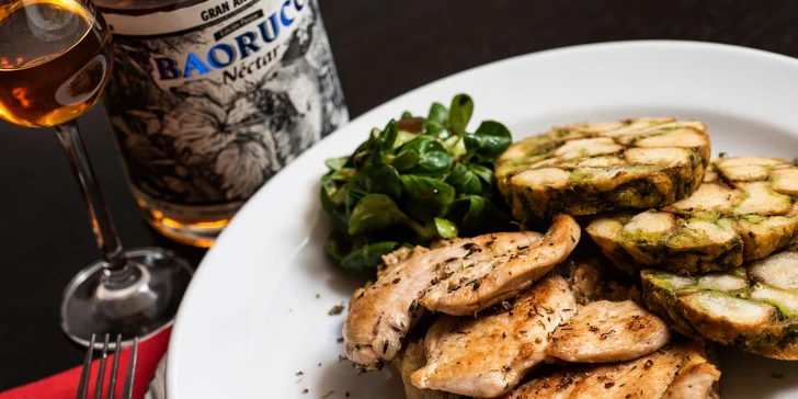Historické menu pro 2: voňavé kuřecí prsíčko, pečené jablko a třeba i rum