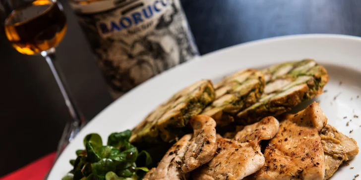 Historické menu pro 2: voňavé kuřecí prsíčko, pečené jablko a třeba i rum