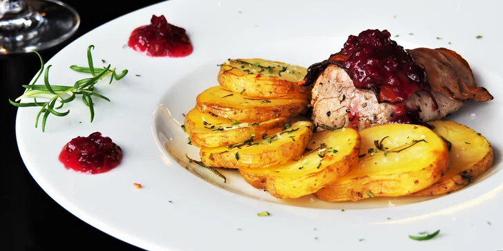 3chodové menu s výhledem na jezero: caprese, panenka a čokoládový dort