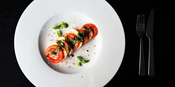 3chodové menu s výhledem na jezero: salát caprese, vepřová panenka a dezert dle nabídky