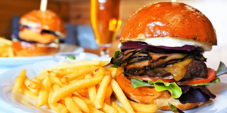 Naducaná nálož: cheddarburger s hranolky a domácí tatarkou pro dva