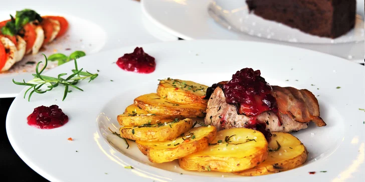 3chodové menu s výhledem na jezero: caprese, panenka a čokoládový dort