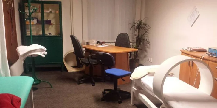 Interiér místnosti, ve které probíhají léčebné procedury.