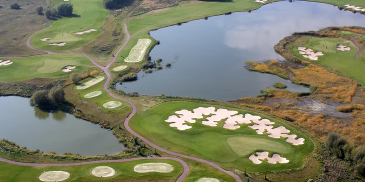 Odpočinek v golfovém resortu u Pardubic s privátní vířivkou a polopenzí