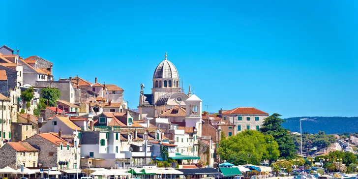 Dovolená ve městě Vodice 50 m od pláže, polopenze, venkovní i vnitřní bazén