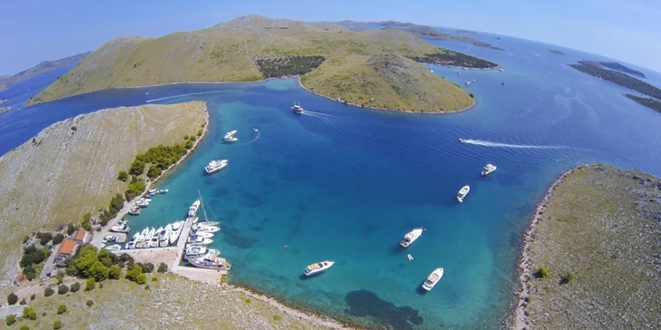 Dovolená ve městě Vodice 50 m od pláže, polopenze, venkovní i vnitřní bazén