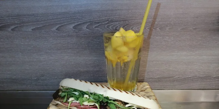 Panini podle výběru a domácí limonáda v bistru u Dlouhé třídy