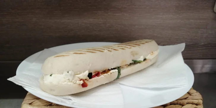 Panini podle výběru a domácí limonáda v bistru u Dlouhé třídy