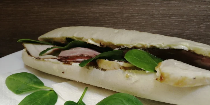 Panini podle výběru a domácí limonáda v bistru u Dlouhé třídy