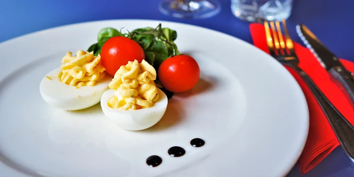 4chodové velikonoční menu pro dva: plněná vejce, baby kuřátko i dezert