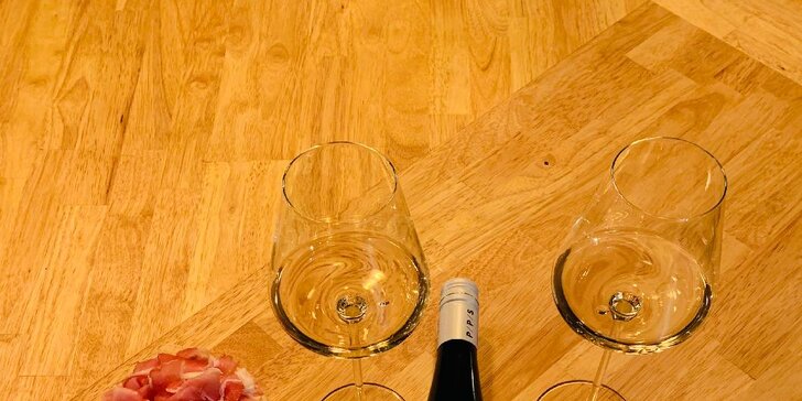 Dvě sklenky nebo celá lahev vína podle výběru a talíř se selekcí šunek