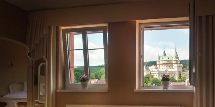 Romantika přímo pod Bojnickým zámkem: vinařský hotel, relax i jídlo pro 2