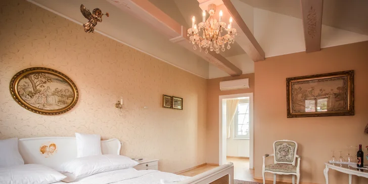 Romantika přímo pod Bojnickým zámkem: vinařský hotel, relax i jídlo pro 2