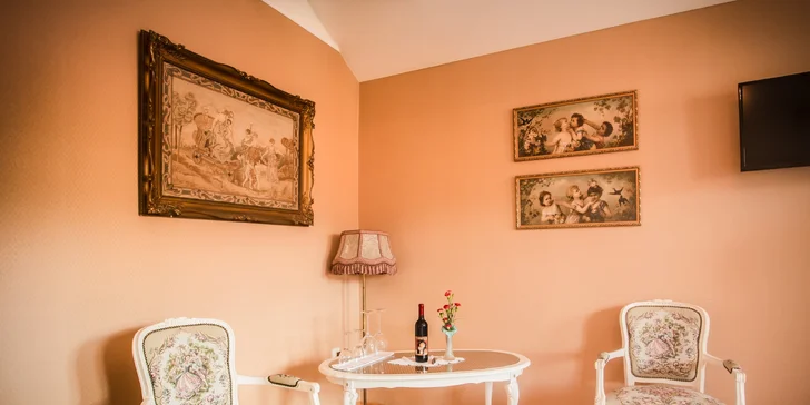 Romantika přímo pod Bojnickým zámkem: vinařský hotel, relax i jídlo pro 2