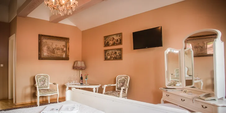 Romantika přímo pod Bojnickým zámkem: vinařský hotel, relax i jídlo pro 2