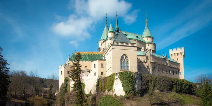 Romantika přímo pod Bojnickým zámkem: vinařský hotel, relax i jídlo pro 2
