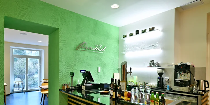 Menu v restauraci Prašád: polévka i vege špíz s batátovým pyré a dortík