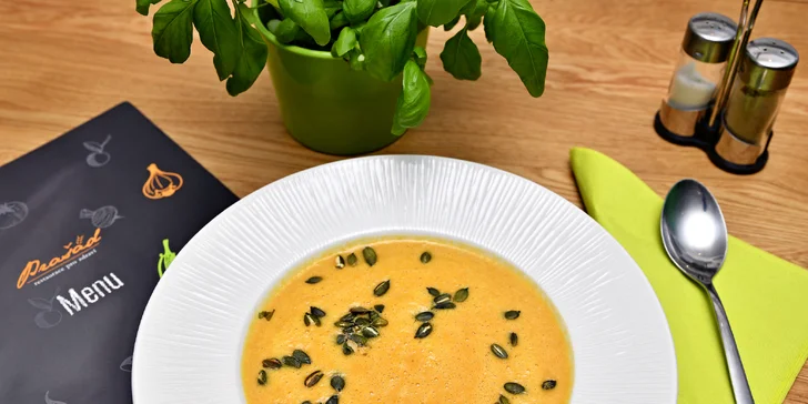 Menu v restauraci Prašád: polévka i vege špíz s batátovým pyré a dortík