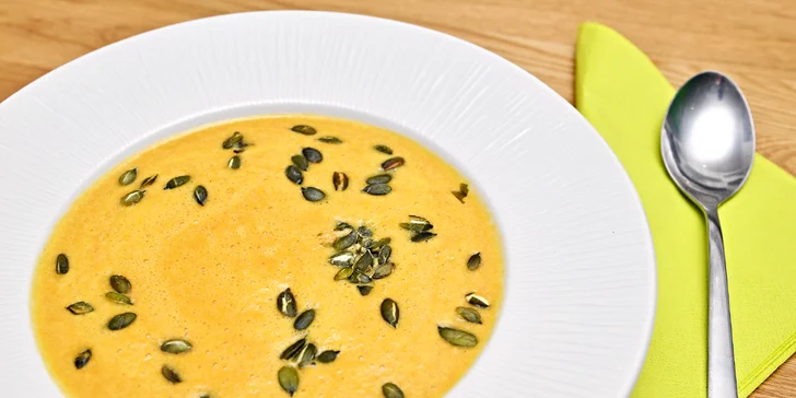 Menu v restauraci Prašád: polévka i vege špíz s batátovým pyré a dortík