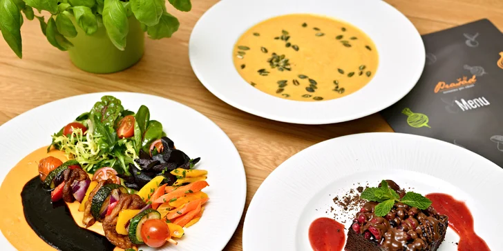Menu v restauraci Prašád: polévka i vege špíz s batátovým pyré a dortík