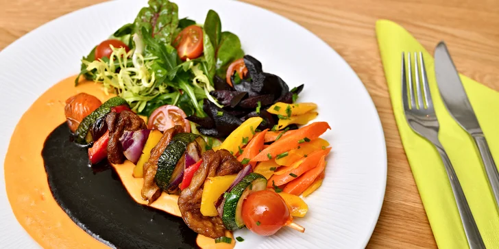 Menu v restauraci Prašád: polévka i vege špíz s batátovým pyré a dortík