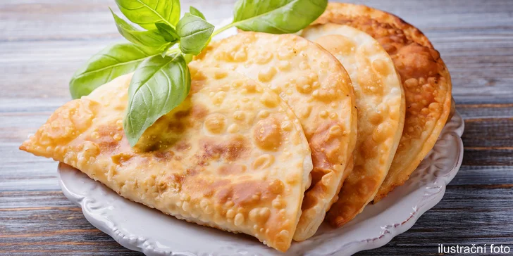 Gruzínské masové taštičky čebureky a půllitr piva Svijany
